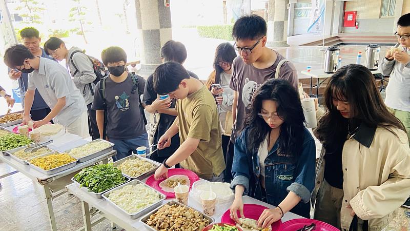 台越學生體驗包春捲。