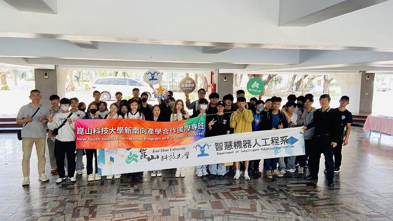 機器人系辦理「清明文化體驗活動」，邀請本地生與越籍生動手包春捲。
