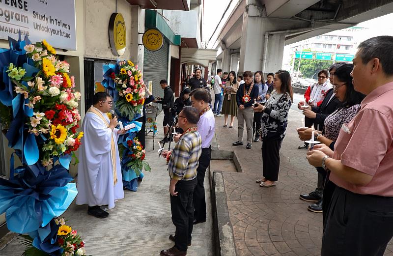 剪綵儀式後，依菲律賓習俗，由神父為馬尼拉據點辦公室進行祝福儀式。