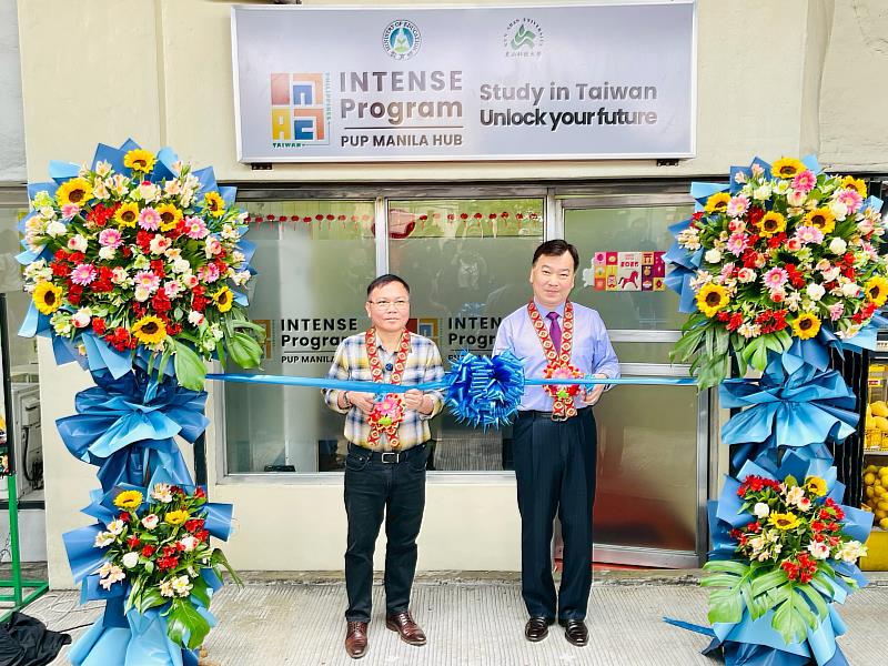 崑山科大李天祥校長（右）與菲律賓理工大學副校長Emanuel C. De Guzman（左）為揭牌儀式進行剪綵。