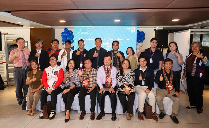 崑山科大李天祥校長（前排右4）、菲律賓理工大學副校長Emanuel C. De Guzman（前排右5）及與會貴賓合影。