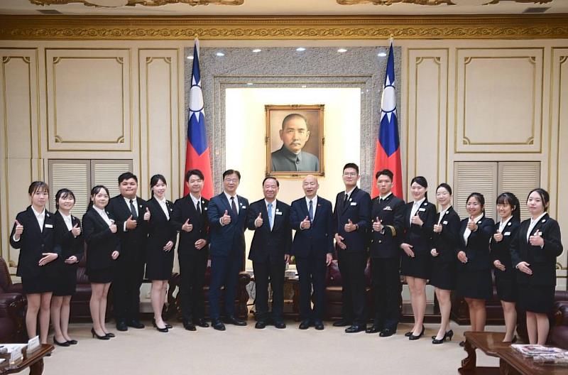 救國團葛永光主任率優秀青年代表拜會立法院韓國瑜院長。