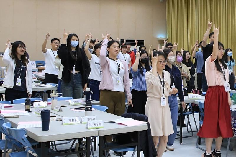 新進同仁開心唱跳。