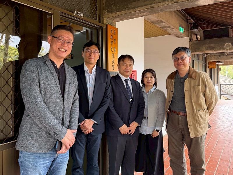 食科系何若瑄主任(右2)表示,此次交流不僅強化兩校在學術端的互動,更提升學生跨文化溝通能力;農健學院林赫院長(左2)則期許未來持續開拓海外合作網絡,深化農業與食品科學的國際鏈結。