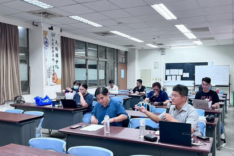南大教育系吳俊憲主任(右前)出席活動,肯定跨校師資共備成果,強調素養導向教學有助於培養學生批判思考力與科技適應能力。