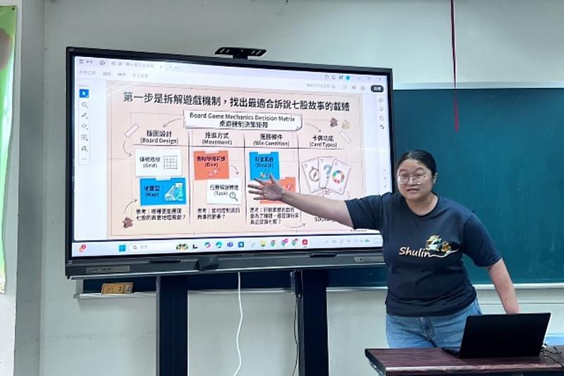 南大教育系推動跨校課程發展,樹林國小陳秀梅老師透過遊戲設計,引導學生理解媒體素養並連結在地議題,深化學習與行動經驗。