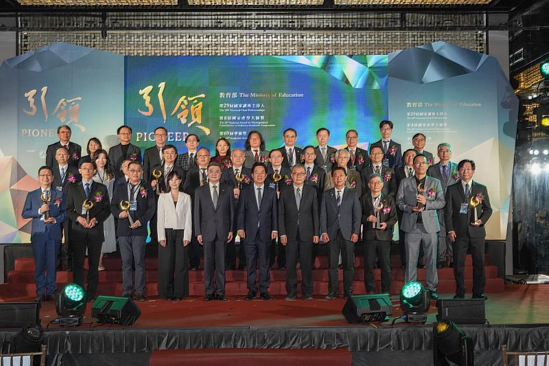 第29屆國家講座、第8屆國家產學大師獎暨第69屆學術獎得獎人與貴賓合影。（照片來源：教育部）