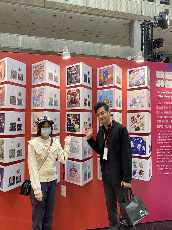 元智大學資傳系陳彥彰老師（右）與學生蔡孟秦於作品前合影。