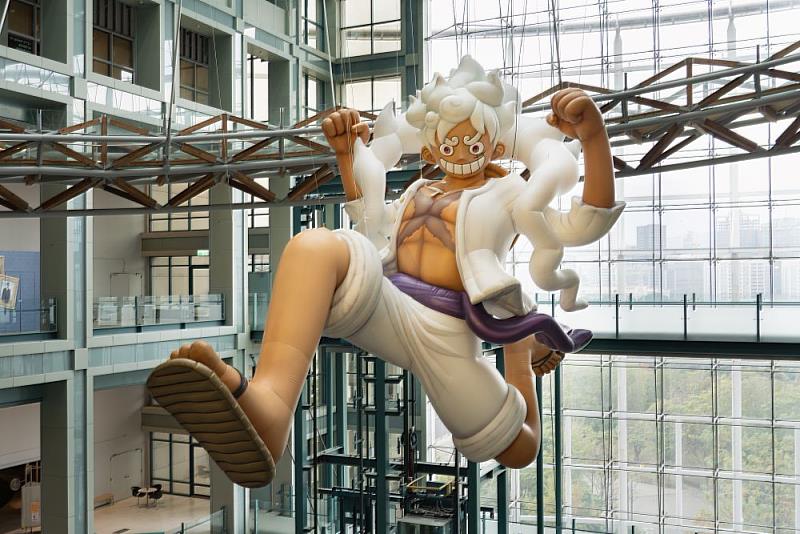 科教館大廳上空超巨型「五檔魯夫」自開展以來即成為熱門拍照焦點。