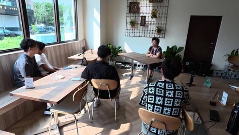 採訪當地居民朱奶奶，記錄資深居民對社區變遷的見證。