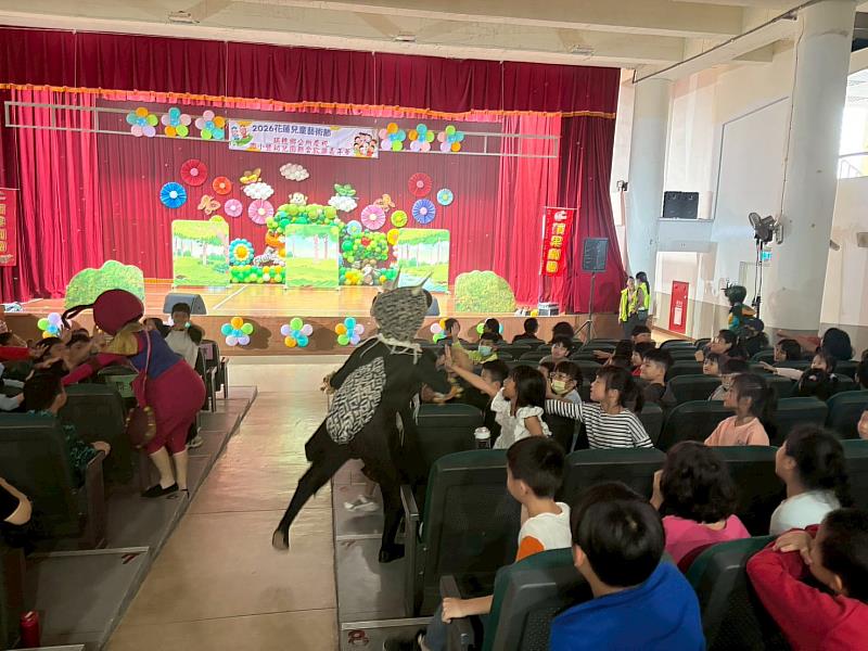 小朋友興奮地與演員們互動。