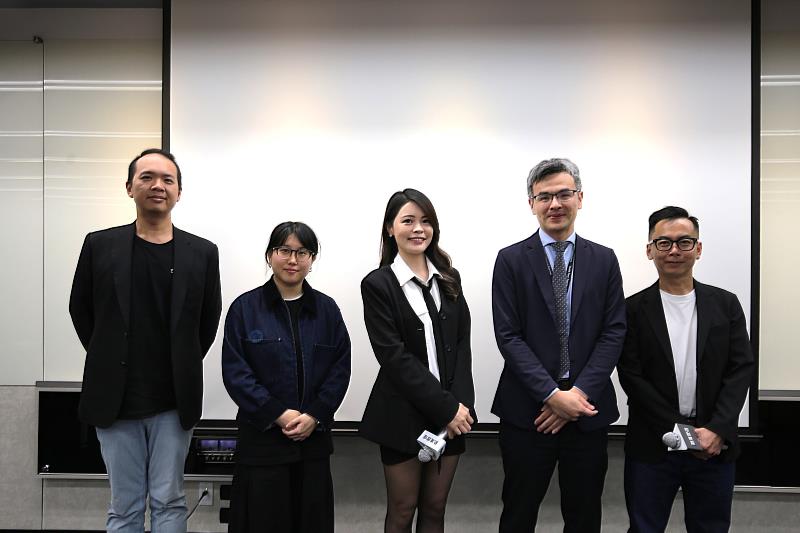 勤業眾信今（26）舉辦「AI讀懂ERP｜AI營運分析實作體驗工作坊」。左起：精誠資訊業務經理江東烜、精誠資訊AI應用規劃師鄭至蓉、勤業眾信科技與轉型服務協理戴士真、勤業眾信科技與轉型服務執行副總經理楊尚儒、精誠資訊技術協理林淦偉。