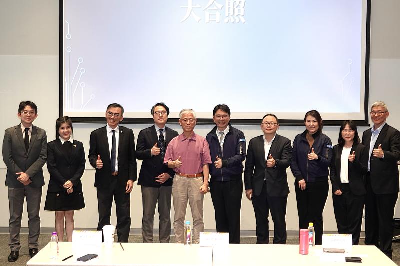 資誠智能風險管理諮詢公司董事林于翔(左起)、資訊工業策進會科技法律研究所經理李怡親、資誠聯合會計師事務所數位資訊長張晉瑞、資訊工業策進會科技法律研究所主任林冠宇、t.Hub內科創新育成基地執行長蘇拾忠、臺灣證券交易所上市二部經理田建中、資誠創新創業服務主持會計師顏裕芳、臺灣證券交易所上市二部副組長王美齡、資誠生醫產業會計師楊蕙慈、資誠審計服務副總經理蕭昊佑於「邁向上市之路-AI、生技醫療與高科技產業交流會」合影。