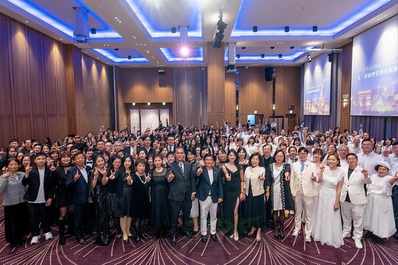 「巴黎之夜」主題晚宴,在優雅氛圍中齊聚歡慶,迎接新的挑戰。