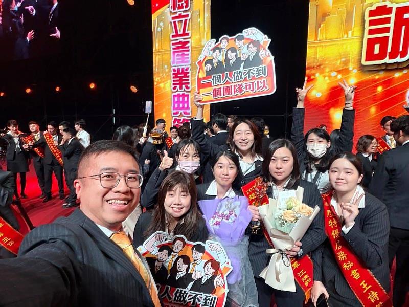 在永慶房屋的團隊合作文化下，江瑋齡（前排右2）找到自己的服務方法，成功賺取高薪，突破收入天花板。