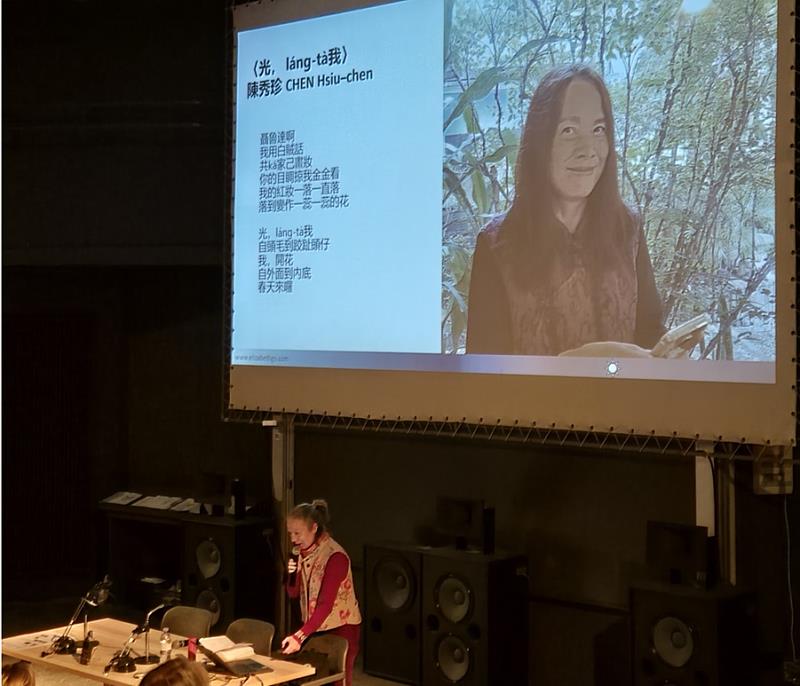 伊麗莎白於2025年1月17日台灣詩詞分享會中，介紹台灣詩人陳秀珍台語詩作。