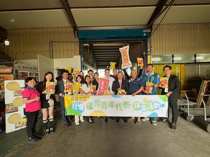 黃振男召集人與優秀青年合影（參訪勇伯地瓜酥工廠）。