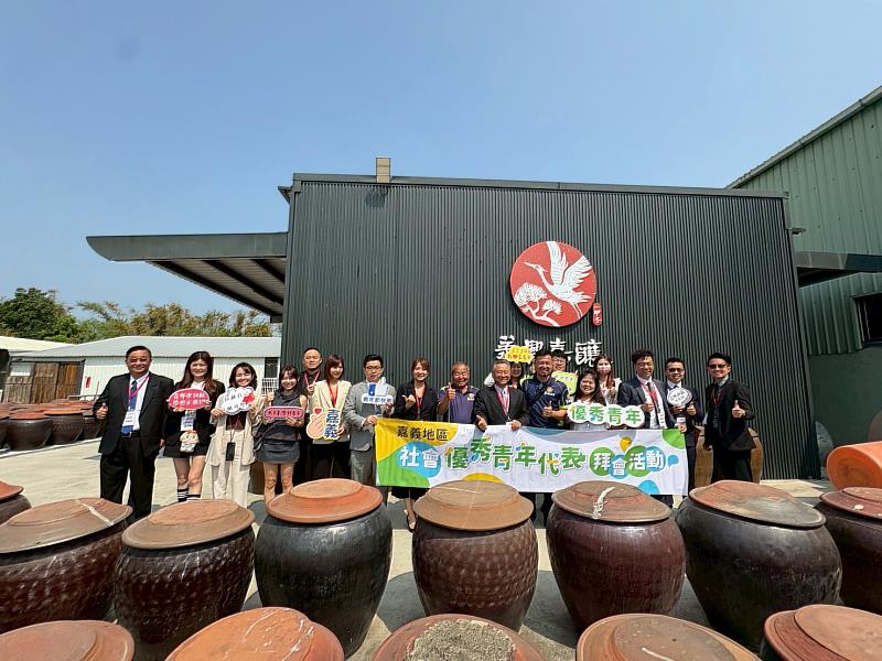 黃振男召集人及楊豐誠總幹事與優秀青年合影（參訪義興醬園）。