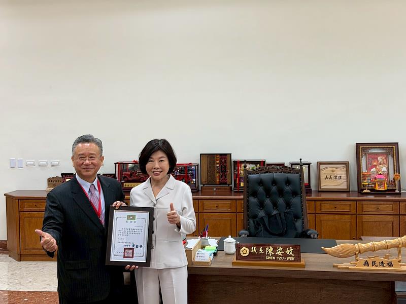 黃振男召集人致贈感謝狀予嘉義市議會陳議長姿妏。