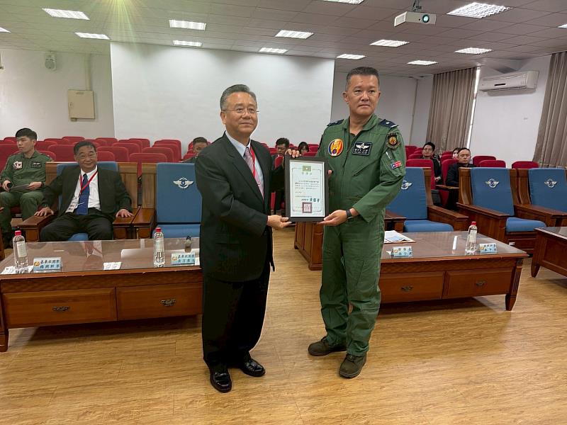 黃振男召集人致贈感謝狀予空軍第四戰術戰鬥機聯隊楊少將全少。