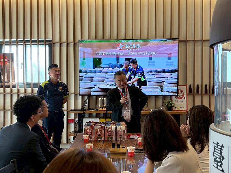 參訪義興醬園，黃振男召集人致詞。