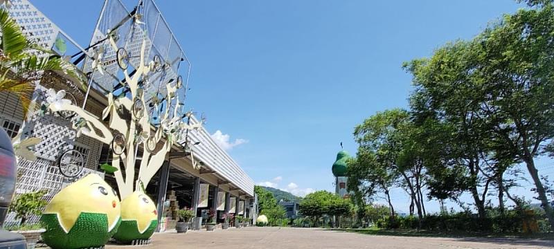 「木日光文旦驛站」是個融合文旦柚業、生態觀察和加工的食農教育基地，除了3月提供花季農遊，8-9月也開放採果體驗。