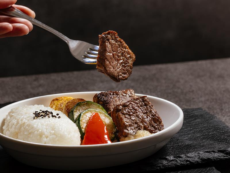 華航攜手知名餐廳「大腕燒肉」推出豪華商務艙/商務艙主菜「牛小排佐芝麻米飯」,是機上必嚐的海陸雙響組合。