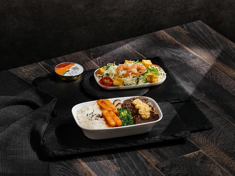 豪華經濟艙以「京都水菜鮮蝦沙拉」佐經典胡麻醬汁清爽開胃，主菜則是鹹香下飯的「奶油蒜味牛小排」令人食指大動。