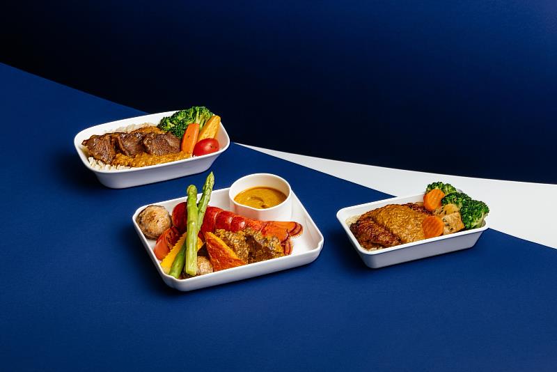 華航新一季機上餐點，T+T推出豪華商務艙「波士頓龍蝦慢燉和牛頰佐黃咖哩醬汁」、豪華經濟艙「仁當慢煮和牛頰與雞油飯」與經濟艙「仁當燴雞飯」。