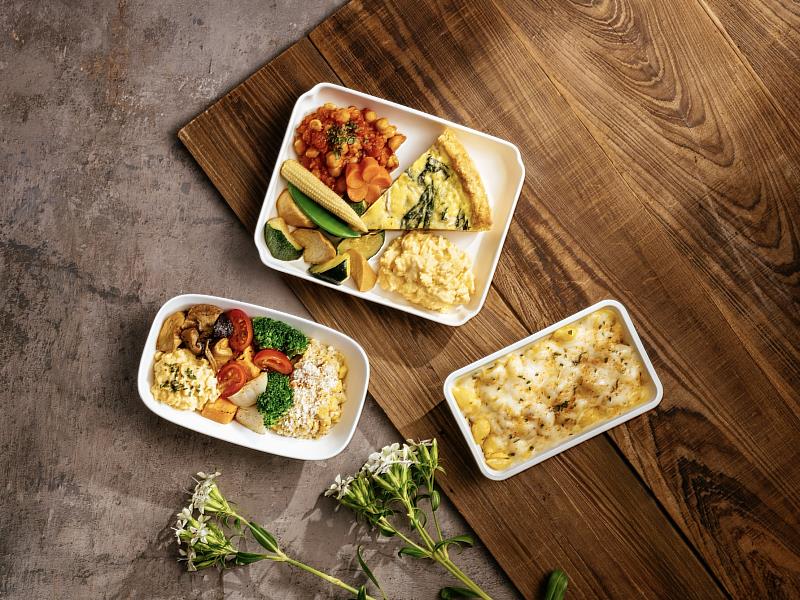 華航新一季機上餐點，創意蔬食料理小小樹食更換全新口味，包括豪華商務艙/商務艙「菠菜菌菇鹹派與法式炒蛋」、豪華經濟艙「爐烤馬鈴薯紅地瓜與奶油玉米醬」，以及經濟艙「小樹鹹蛋南瓜起司貝殼麵」。