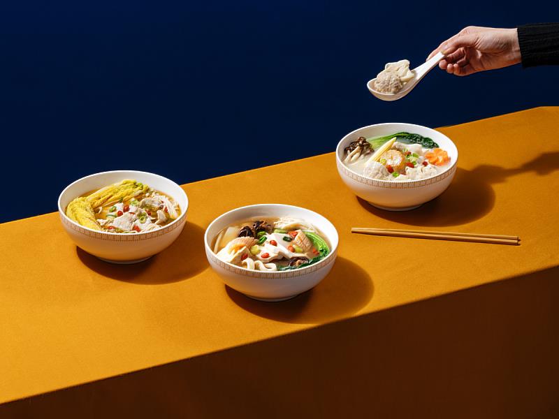 華航新一季機上餐點，由雙月食品社於特定區域航線豪華商務艙/商務艙端出「鮮蝦餛飩干貝膠原雞湯麵」，未來將陸續獻上「干貝雞肉魷魚螺肉蒜雞湯麵」及「麻油松阪豬麵線」。