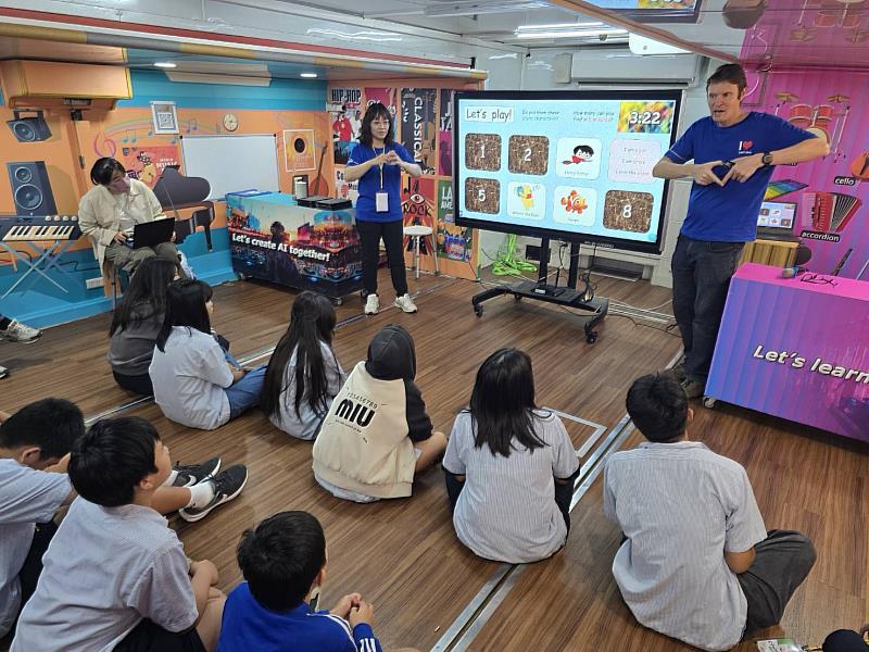 「跨越18海哩 相遇台東！」綠島學生首登英語行動列車 開啟學習新體驗