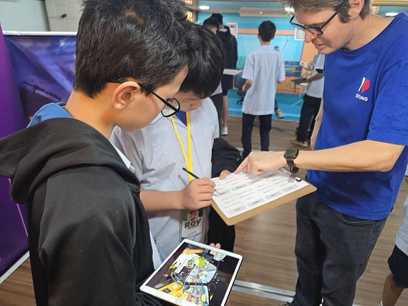 「跨越18海哩 相遇台東！」綠島學生首登英語行動列車 開啟學習新體驗