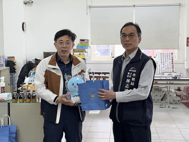 市府都發處長與台中市府水利局主秘合影。