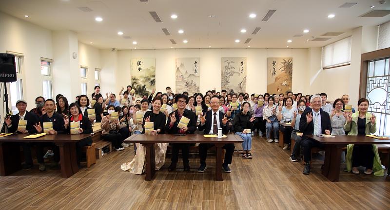 南華大學創校30週年校慶,舉辦《三十周年紀念文集-向前有路》新書發表會,與會人員合影。
