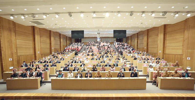 南華大學舉辦創校30週年校慶典禮,與會貴賓合影。