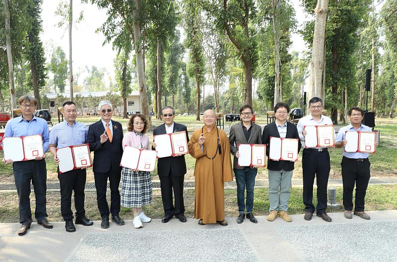 南華大學創校30週年校慶,進行「百年樹人・永續南華」植樹活動,感謝法務部前部長施茂林(左5)及各界人士捐贈樹木,高俊雄校長(左3)致贈感謝狀。