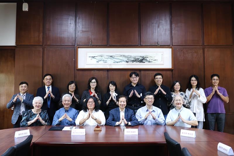 校長張國恩（前排左4）由衷感佩何萬順教授的無私，東海擁有這樣的教授，更證明東海是一個充滿教育使命與價值的大學。