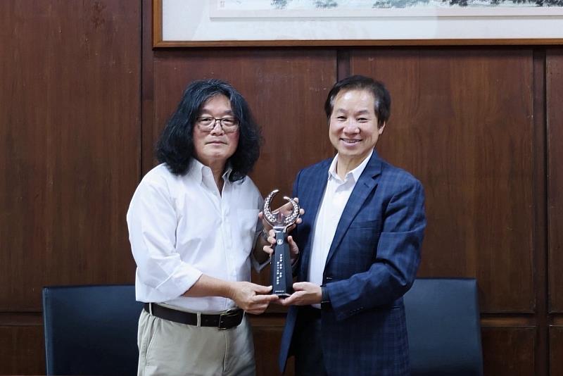 今（26）日何萬順教授獻獎母校東海、將90萬獎金全數捐出，並自掏腰包加碼10萬元，湊足100萬元成立「何萬順永續基金」。