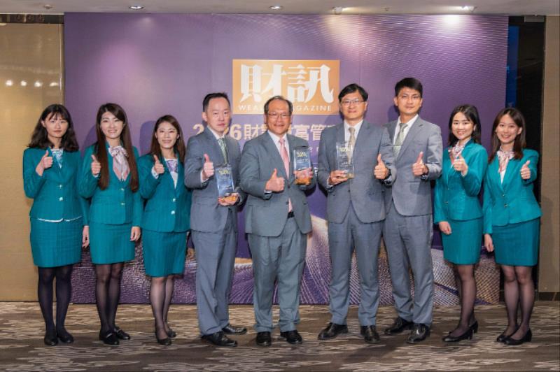 玉山銀行榮獲「2026財訊財富管理大獎」3大殊榮，由玉山銀行個金總處副總經理張崇慈（中）率隊出席領獎。