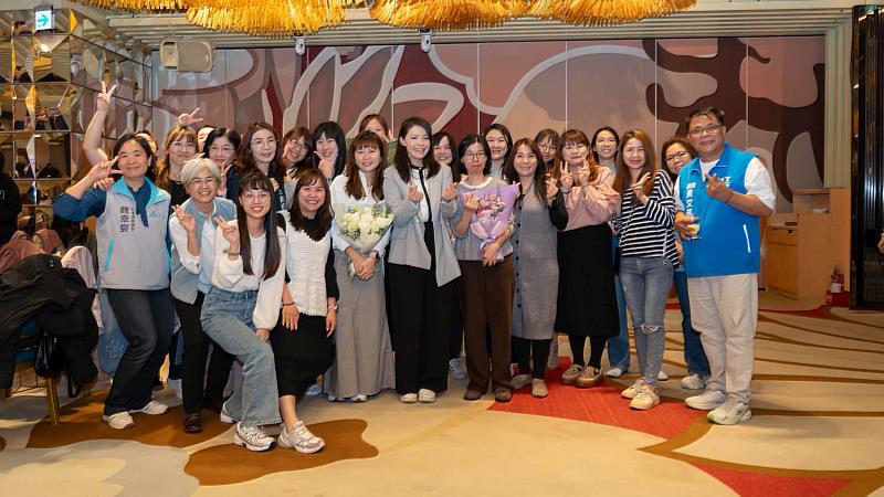 市長高虹安與社工及工作同仁們合影。