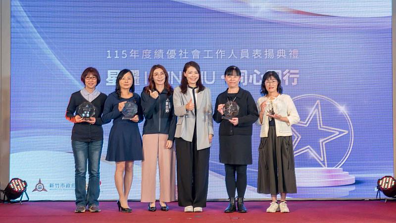 市長高虹安與「資深敬業獎」合影。