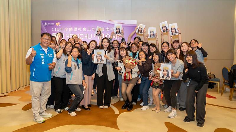 市長高虹安與社工及工作同仁們合影。