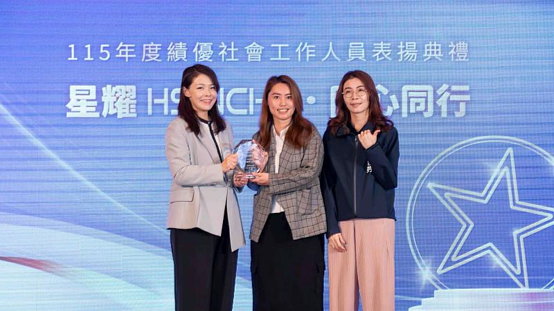 市長高虹安與「傑出領導獎」獲獎者合影。