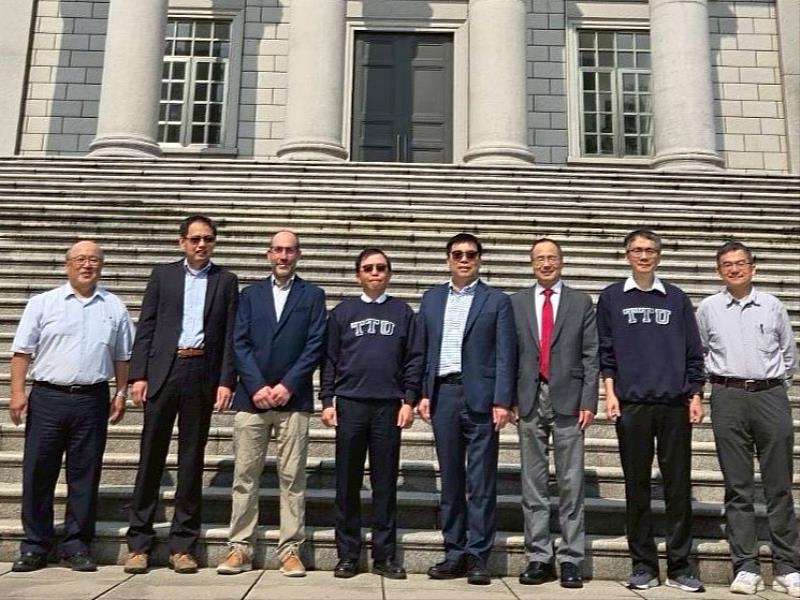 大同大學校長何明果（左4）歡迎學者來校交流。