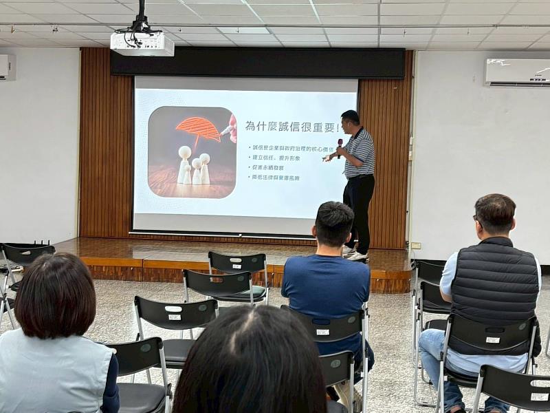 林業保育署臺東分署政風室主任講授「企業誠信與行政透明」。