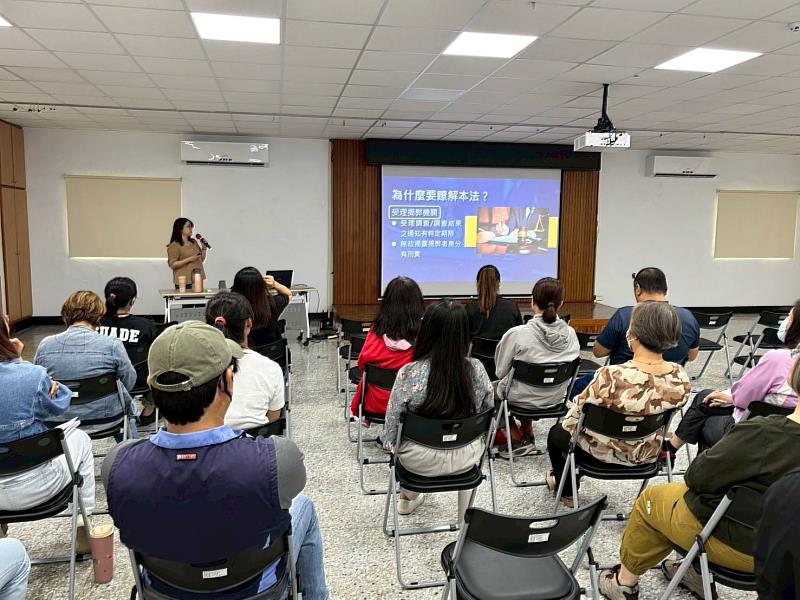 臺東縣環保局政風室主任講授「公益揭弊者保護法」及「公務員廉政倫理規範情境指引」。