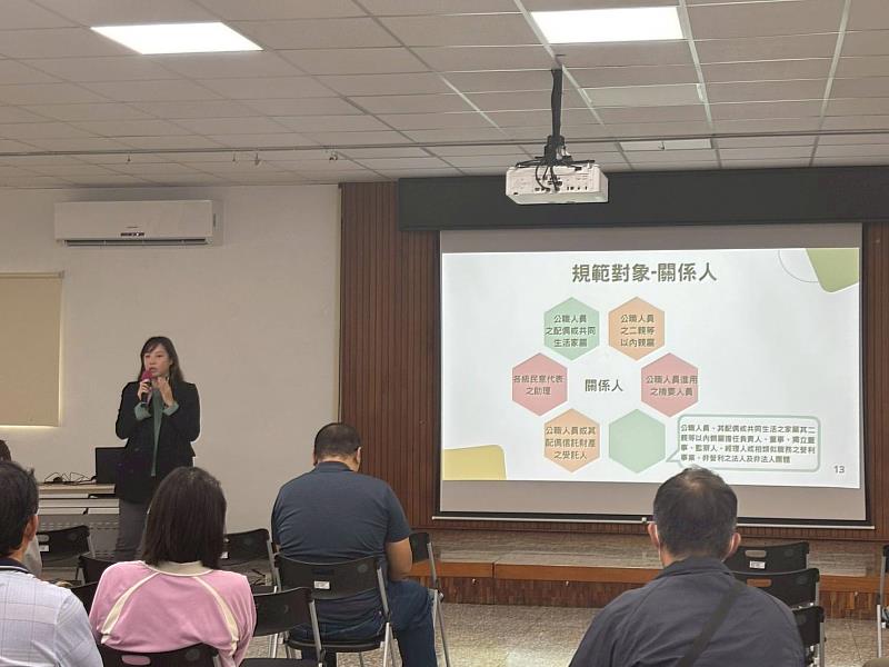 臺灣自來水股份有限公司第十區管理處政風室主任講授「公職人員利益衝突迴避法」。