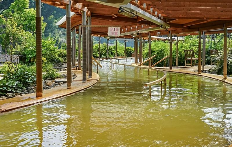 長湯溫泉以富含碳酸的溫泉聞名，被稱為「ラムネ溫泉」，是日本少見的天然碳酸泉。