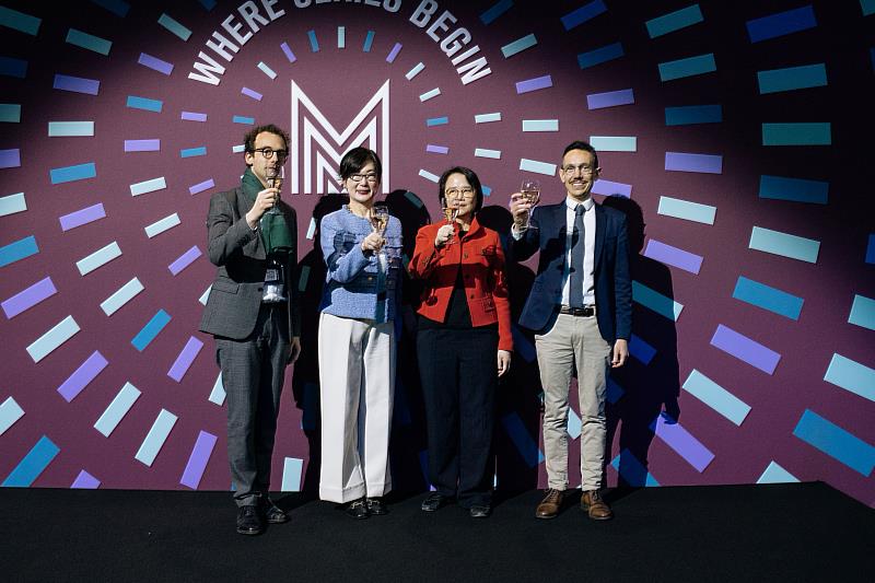 文策院院長王敏惠（左2）於Series Mania與國際影視產業代表舉杯交流。左起為CNC歐洲及國際事務總監Jérémie Kessler、文策院院長王敏惠、臺灣駐法國代表處郝培芝大使、Series Mania大會「專業論壇」總監Francesco CAPURRO。